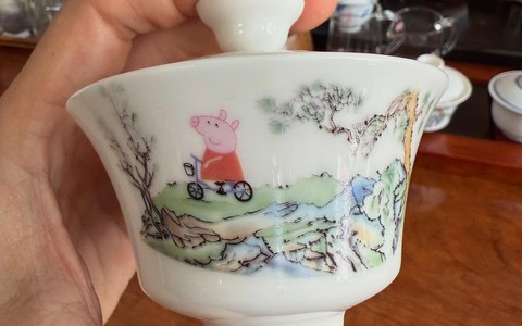 Ảnh vui 10-5: Lần đầu tiên có heo Peppa trên chiếc tách sứ