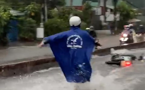 Video mưa lớn nước chảy như thác, người đi xe máy suýt bị cuốn trôi ở Đồng Nai