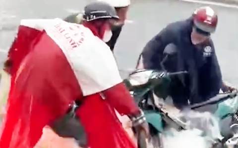 Cột đèn giao thông ngã ngang quốc lộ 13; Xe tải chắn dòng cứu xe máy bị cuốn trôi