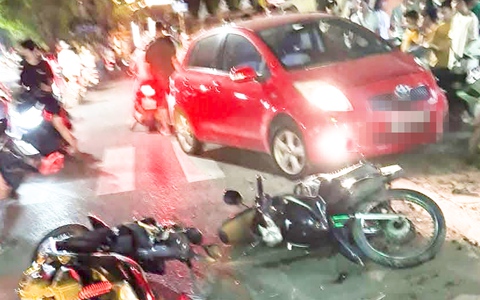 Xác minh tài xế ô tô nghi say xỉn tông nhiều xe máy rồi bỏ đi, 2 người nhập viện