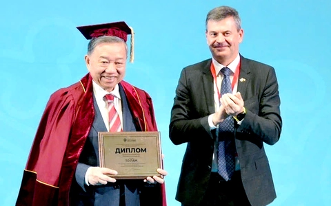 Tổng Bí thư Tô Lâm nhận danh hiệu Giáo sư danh dự của học viện trực thuộc Tổng thống Nga