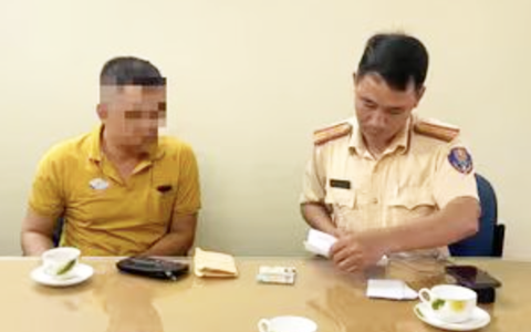Mở cửa xe buýt đập vào người đi xe máy, mở thêm lần nữa đe dọa, cuối cùng... nhận phạt