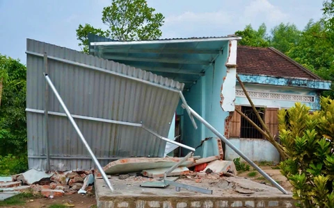 Xe tải đang chạy bất ngờ tông sập nhà dân, bé gái 1 tuổi trong nhà tử vong