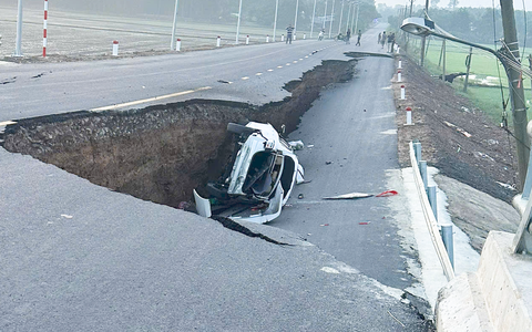Hiện trường ô tô, xe máy rớt xuống hố do sụp lún đường dẫn cầu ở Tây Ninh, 6 người đi cấp cứu