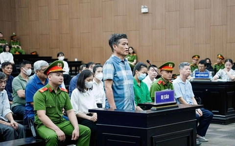 Cựu tổng cục trưởng khai 'mở túi hoa quả thấy 500 triệu gọi điện xin trả lại nhưng không được'