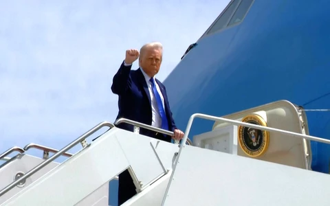 Ông Trump bị chỉ trích là vi hiến khi nhận máy bay 400 triệu USD từ Qatar
