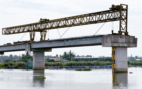 Cầu 220 tỉ ở Quảng Nam thi công 'rùa bò', gia hạn 8 lần vẫn chưa xong