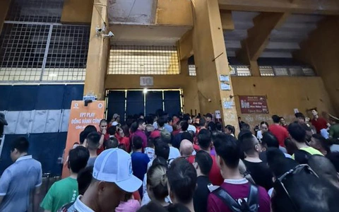 CLB Công An Hà Nội xin lỗi, hứa hoàn tiền khán giả có vé nhưng không thể vào sân
