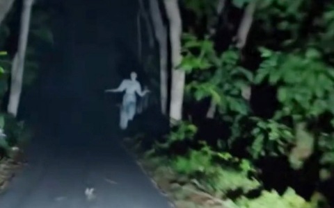 Dàn ma nữ chào người đi đường, bỗng con ma cuối 'tan ca' bỏ về nghỉ