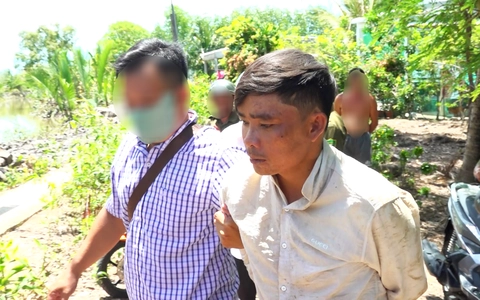 Truy bắt 2 đối tượng cướp tài sản giữa ban ngày rồi trốn dưới vuông tôm ở Cà Mau