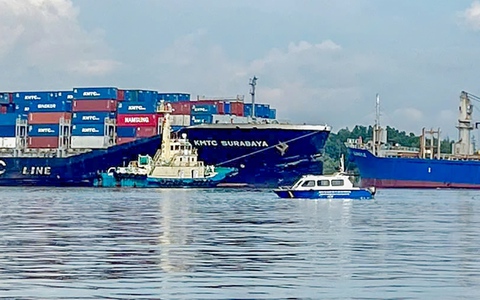 Đã tách xong 2 tàu va chạm trên sông Lòng Tàu, tiếp tục xử lý sự cố tràn dầu