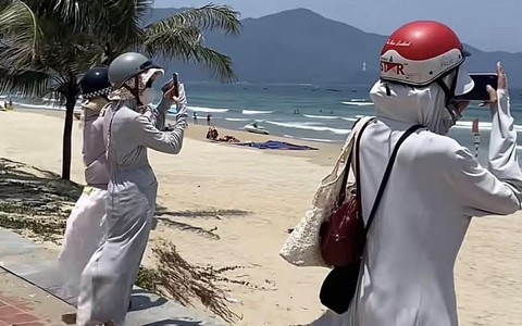 Ảnh vui 17-5: Hội người thích đi biển nhưng ngại nắng, điểm danh!
