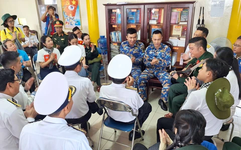 Vượt 2.000 hải lý đến thăm Trường Sa