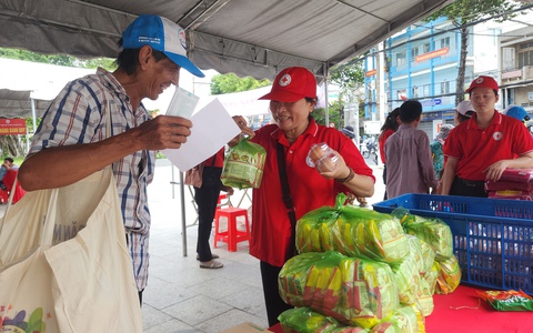 200 phiếu mua quà miễn phí dành cho người nghèo tại phiên chợ Nhân đạo