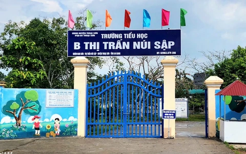 Bắt thầy giáo dạy âm nhạc về tội 'dâm ô' với học sinh lớp 5