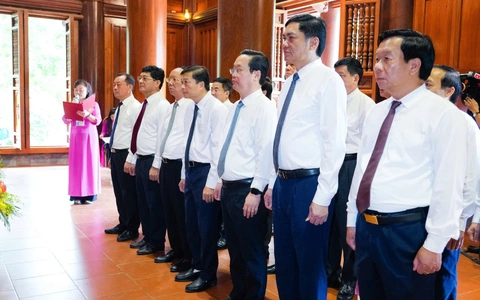 Lãnh đạo tỉnh Nghệ An dâng hoa, dâng hương tưởng niệm Chủ tịch Hồ Chí Minh