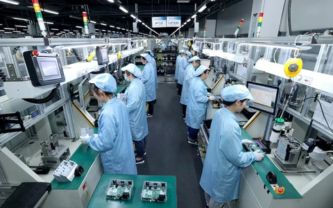 Sản lượng công nghiệp Trung Quốc tăng vượt dự báo trước 'bão' thuế quan từ Mỹ