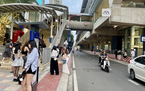 Chụp ảnh ở metro: Đừng chắn lối, chặn cửa tàu