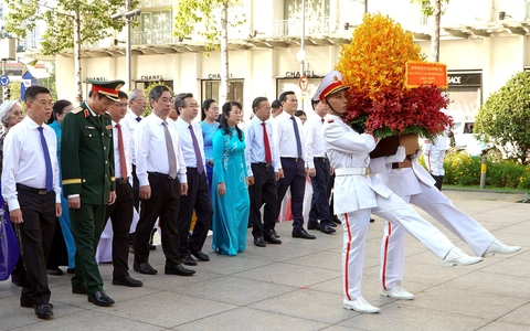 Lãnh đạo TP.HCM dâng hoa tưởng niệm Chủ tịch Hồ Chí Minh