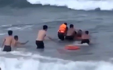 Cứu cháu bé 8 tuổi bị sóng cuốn ở biển Cửa Tùng
