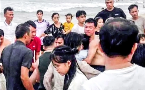 'Nghẹt thở' cuộc giải cứu cháu bé 8 tuổi bị sóng cuốn ở biển Cửa Tùng