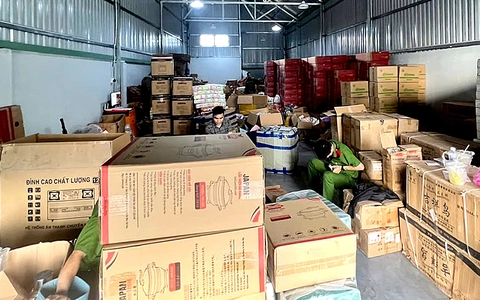 Công an Long An phát hiện kho chứa hàng trăm nồi cơm, lẩu điện, bếp gas… không rõ nguồn gốc