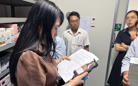 Kiểm tra đột xuất một nhà máy sản xuất sản phẩm cho công ty chồng Đoàn Di Băng