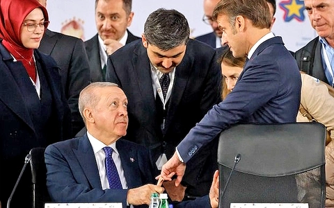 Ông Erdogan nắm chặt ngón tay ông Macron trong 13 giây, gây sốt mạng xã hội