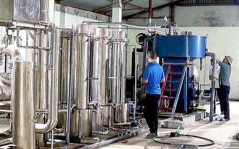 Thủ đoạn tinh vi của nhóm sản xuất, mua bán hàng chục tấn ‘khí cười’ vừa bị công an triệt phá