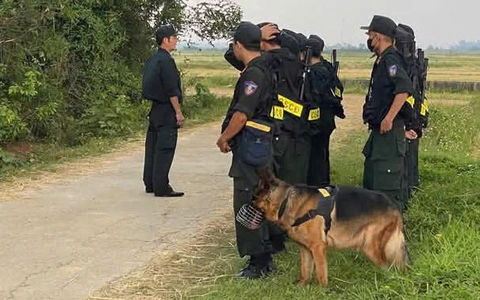 Cả thôn sáng đèn, chó nghiệp vụ lùng sục trong đêm tìm nghi phạm giết người