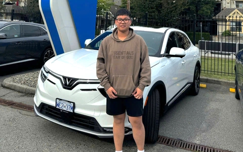 Chủ xe VinFast VF 8 ở Canada: 'Người nước ngoài rất trầm trồ, kinh ngạc Việt Nam làm được ô tô'