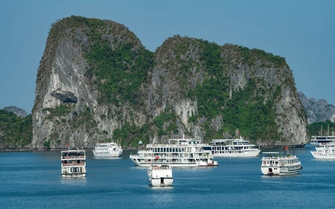 Để du khách dùng chai nhựa, tàu du lịch bị tạm dừng hoạt động trên vịnh Hạ Long