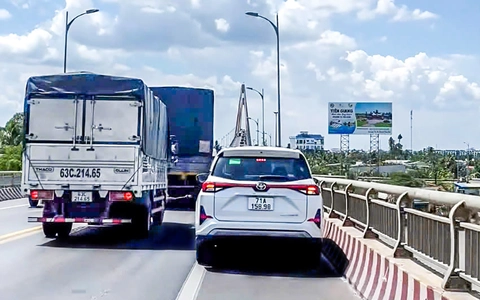 Ô tô 'cướp làn' xe máy trên cầu Rạch Miễu bị mời làm việc, lòi ra 4 lỗi phạt nguội