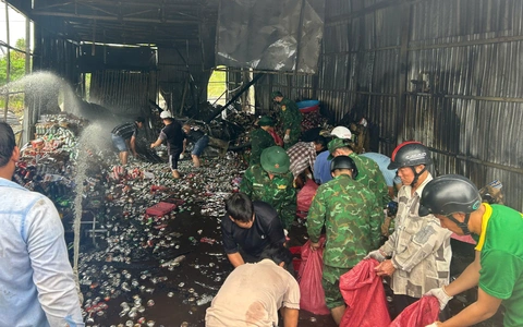 Cháy đại lý bia ở Cà Mau