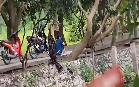 'Mắt chữ A miệng chữ O' trước màn tập thể dục độc lạ của cụ bà