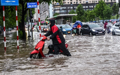 Đón không khí lạnh giữa mùa hè, Hà Nội đang mưa to, cảnh báo ngập lụt nhiều tuyến phố