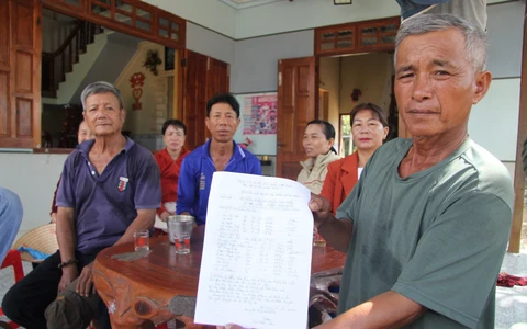 Dân bức xúc khi bí thư chi bộ thôn rào chắn đường đi chung