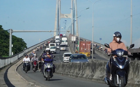 Kẹt xe cầu Phú Mỹ do phân làn hay do quá tải?