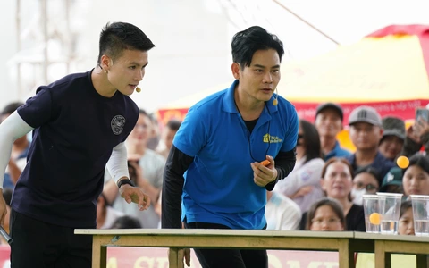 Nguyễn Quang Hải nhễ nhại mồ hôi, san sẻ yêu thương cùng ‘Mái ấm gia đình Việt’