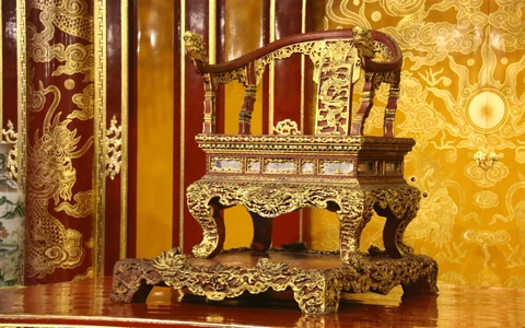 Ngai vàng triều Nguyễn đẹp và tinh xảo cỡ nào trước khi bị bẻ gãy?