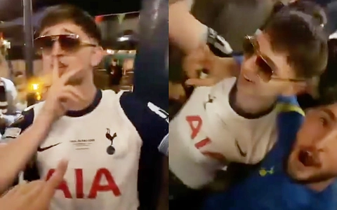Mikey Moore Tottenham bị ‘đuổi khéo’ khỏi tiệc mừng Europa League vì chưa đủ tuổi