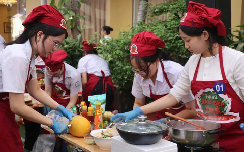 Đau đầu 'cuộc chiến' ngày hè: Cha mẹ sợ con quên bài, con chỉ muốn đi chơi