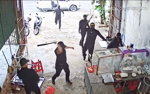 Di lý từ Cam Ranh về Đắk Lắk 2/7 người mặc đồ đen, bịt mặt đập phá quán phở