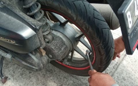 Chuyên gia khuyên nên bơm lốp xe máy vào ban đêm, khi lốp nguội