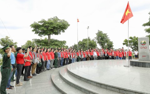 Thiêng liêng lễ chào cờ tại cửa khẩu Bờ Y