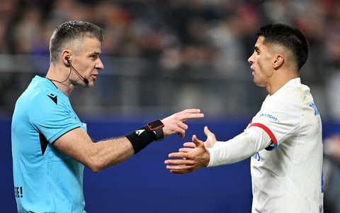 Lộ diện trọng tài cầm còi trận chung kết Conference League khiến cả 2 đội đều lo lắng