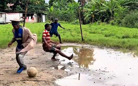 Pha ghi bàn phá tan 'định luật vật lý' của chàng trai châu Phi