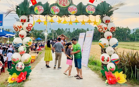 Hơn 18.000 người ra giữa cánh đồng thưởng thức ẩm thực làng quê