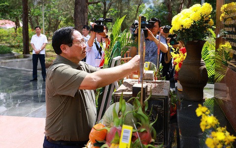 Thủ tướng Phạm Minh Chính dâng hương, viếng các anh hùng liệt sĩ tại Côn Đảo