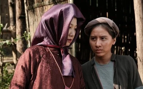 Có mặt trong cả hai phim trăm tỉ đang càn quét rạp Việt, Tín Nguyễn chạy qua chạy lại quá trời
